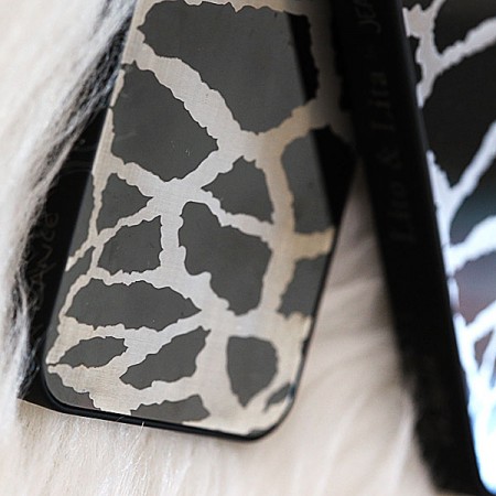 Coque Girafe en Miroir Noir Gravure Dorée pour iPhone 5 et 5S - Lito Lita Coque Girafe en Miroir Noir Gravure Dorée pour iPhone 5 et 5S - Lito Lita